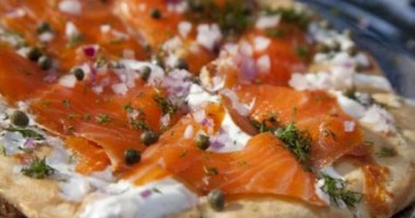 Stire din Cetățenești : Pizza cu somon afumat și mascarpone la grătar