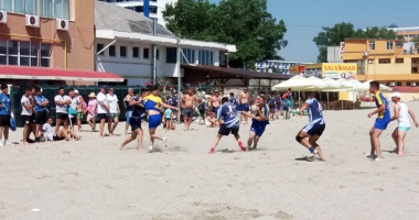 Stire din Sport : Placaje pe nisip!  Start al turneului Oval  5 Beach Rugby România