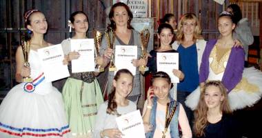 Stire din Cultură-Educație : Plachetă onorifică pentru elevii Colegiului de Artă