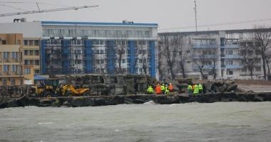 Stire din Social : Ministrul Mediului ne dă vești proaste: "Plaja din Mamaia nu va fi complet reabilitată până la vară" / Galerie FOTO