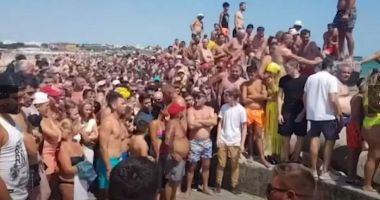 Stire din Social : Zeci de oameni s-au strâns pe plaja din Costineşti să vadă cum e scos trupul tânărului de 21 ani din apă