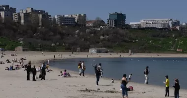 Stire din Social : 20 de grade la malul mării! Plajele s-au umplut de oameni