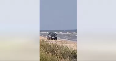 Șoferul care a intrat cu mașina pe plaja din Vadu a fost amendat de polițiști