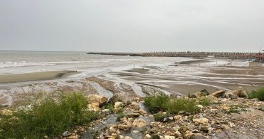 Plajele de pe litoral distruse de ploaia torențială recentă, refăcute de angajații de la Apele Române - 3