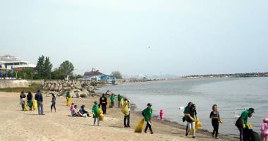 Plaja din Mangalia, curățată de școlari - 4