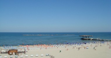 Pete de petrol pe plaja din Mamaia