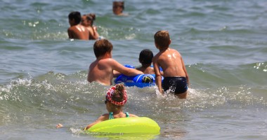 Stire din Economie : Câți turiști au ajuns pe litoral, potrivit statisticilor