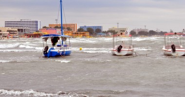 Vremea rea a alungat turiștii de pe plajă - 4