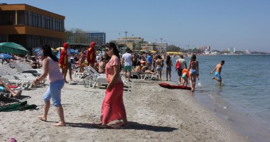 Stire din Eveniment : Furt de pe plaja din Mamaia. Vezi după ce se uită hoții!