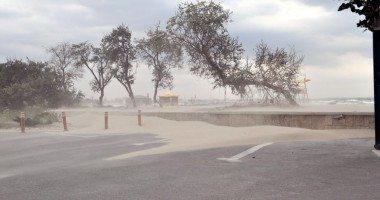 Vremea rea a alungat turiștii de pe plajă - 1