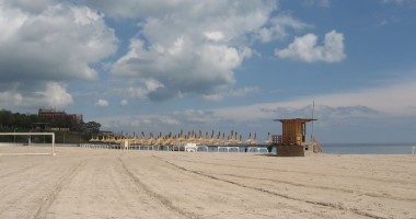 Șezlonguri cu 5 lei la Mangalia