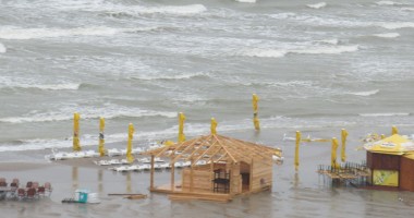 Ploi torențiale la Constanța. Plaja de la Modern, ÎNGHIȚITĂ de mare! GALERIE FOTO - 5