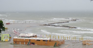 Ploi torențiale la Constanța. Plaja de la Modern, ÎNGHIȚITĂ de mare! GALERIE FOTO - 2