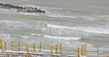 Ploi torențiale la Constanța. Plaja de la Modern, ÎNGHIȚITĂ de mare! GALERIE FOTO - 6