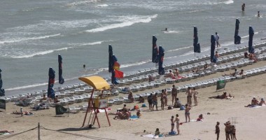 Steag roșu pe litoral/ Este interzis scăldatul în mare