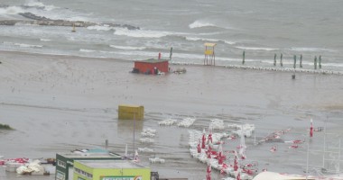 Ploi torențiale la Constanța. Plaja de la Modern, ÎNGHIȚITĂ de mare! GALERIE FOTO - 3