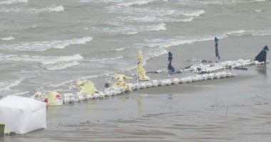 Stire din Social : Ploi torențiale la Constanța. Plaja de la Modern, ÎNGHIȚITĂ de mare! GALERIE FOTO