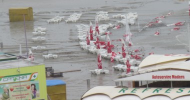 Ploi torențiale la Constanța. Plaja de la Modern, ÎNGHIȚITĂ de mare! GALERIE FOTO - 4