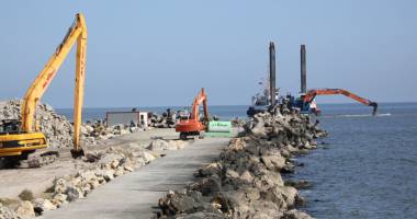 Plaje ca-n Malibu, în Mamaia și Eforie. A început construcția digurilor submerse - 3