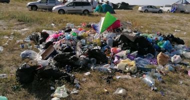 Stire din Social : Turiști iresponsabili pe plajele de la Vadu și Corbu. "Sunt din ce în ce mai multe gunoaie!"