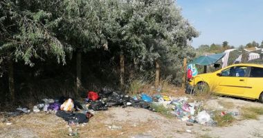 Turiști iresponsabili pe plajele de la Vadu și Corbu. "Sunt din ce în ce mai multe gunoaie!" - 2