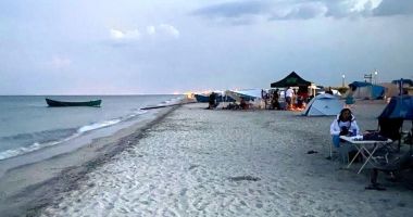 Plajele sălbatice, luate cu asalt: rulote și mașini parcate pe nisip