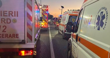 Plan roşu de intervenţie la Constanţa. Un TIR și un autocar cu 57 de pasageri, dintre care 43 copii, s-au ciocnit - 2