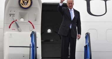 Stire din Actualitate : Avionul vicepreședintelui american, avariat după ce a lovit un stol de păsări