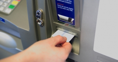 Stire din Eveniment : I-au dispărut 2.000 de euro din cont printr-un bancomat "fantomă". Autoritățile nu au găsit nicio neregulă