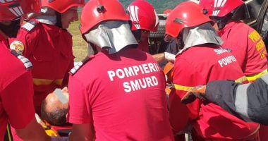 MICROBUZ PLIN CU PERSOANE, RĂSTURNAT! ISU ACTIVEAZĂ PLANUL ROȘU DE INTERVENȚIE
