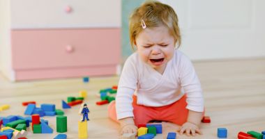 Stire din Sănătate : Copilul plânge în hohote? Ce declanșează această stare
