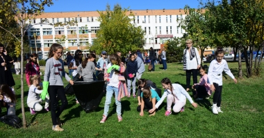Parcul de la Casa de Cultură, îngrijit de elevii de la liceele de Artă și Telecomunicații și studenții de la "Șaguna" - 4