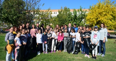 Parcul de la Casa de Cultură, îngrijit de elevii de la liceele de Artă și Telecomunicații și studenții de la "Șaguna" - 2