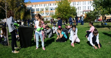 Stire din Cultură-Educație : Parcul de la Casa de Cultură, îngrijit de elevii de la liceele de Artă și Telecomunicații și studenții de la "Șaguna"
