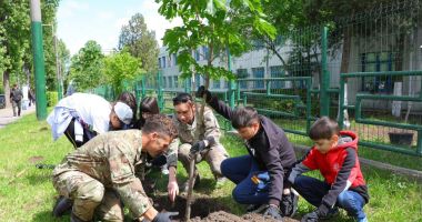 Militarii de la Baza 57 Aeriană Mihail Kogălniceanu au plantat copaci, alături de elevi