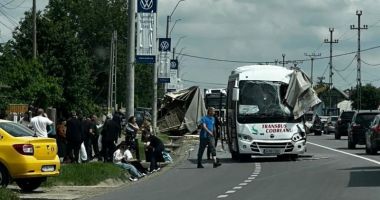 Stire din Eveniment : A fost activat planul roșu! Un autocar cu 20 de pasageri s-a ciocnit violent cu un camion