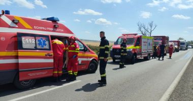Stire din Eveniment : Planul Roşu de Intervenţie a fost activat! Două microbuze şi un autoturism s-au ciocnit violent