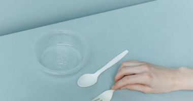 Stire din Sănătate : Înghițim în fiecare săptămână microplastice cât pentru un card bancar!