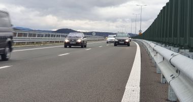 Stire din Social : Plecați la drum? Grijă mare pe șosele! Drumarii împrăștie permanent material antiderapant