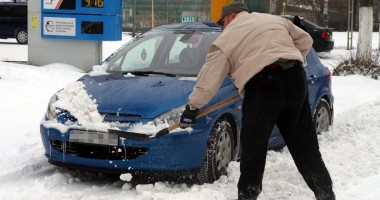 Stire din Eveniment : Pleci cu mașina la drum pe ninsoare? Iată cum să te pregătești