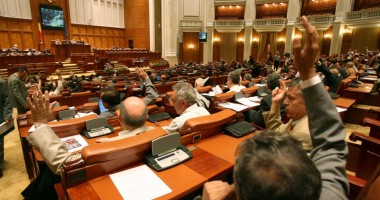 Stire din Economie : Guvernul anunță în 2014 restricții la tichete de masă, cadou, de vacanță și gratuități CFR