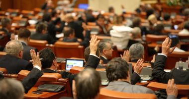 Stire din Politică-Administrație : Ședință solemnă pentru Centenar la Parlament. Participă președintele Iohannis, premierul Dăncilă, principesa Margareta