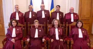 Stire din Social : De ce a trântit CCR legea care interzice cumulul pensie-salariu - 5 dintre cei 9 judecători beneficiază de ambele