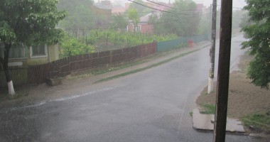 Stire din Eveniment : Precipitații de peste 25 l/mp și grindină la Cochirleni, Rasova și Fetești