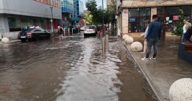 Strada Ștefan cel Mare inundată de ploaia torențială. Pietonii cu apa până la glezne - 2