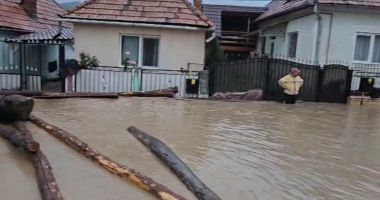Ploile torențiale au făcut prăpăd în țară. Într-un sat din județul Alba oamenii și-au părăsit casele și caută adăpost - 2