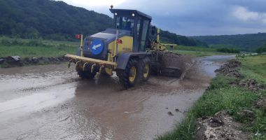 PLOAIA TORENȚIALĂ A FĂCUT PRĂPĂD. Drumuri județene blocate ore în șir - 2