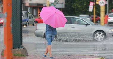 Stire din Social : Cod galben de ploi torențiale în șase județe din țară