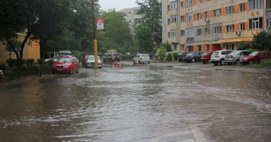 GALERIE FOTO. CONSTANȚA SUB APE / RAJA intervine în mai multe cartiere - 14