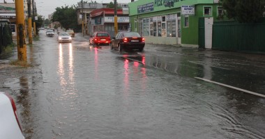 GALERIE FOTO. CONSTANȚA SUB APE / RAJA intervine în mai multe cartiere - 15